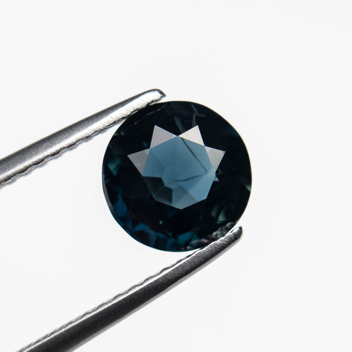 The 1.75ct 7.36x7.31x4.08mm Round Brilliant Sapphire 20959-09 by East London jeweller Rachel Boston | Discover our collections of unique and timeless engagement rings, wedding rings, and modern fine jewellery.